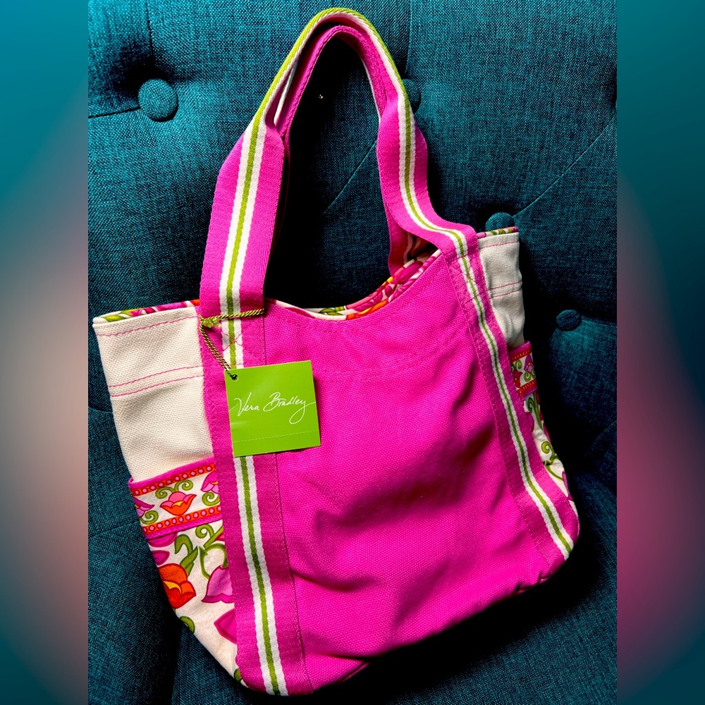 Vera Bradley Small Tote - Lilli Bell
Measures approx: 12" x 9" x 4" deep